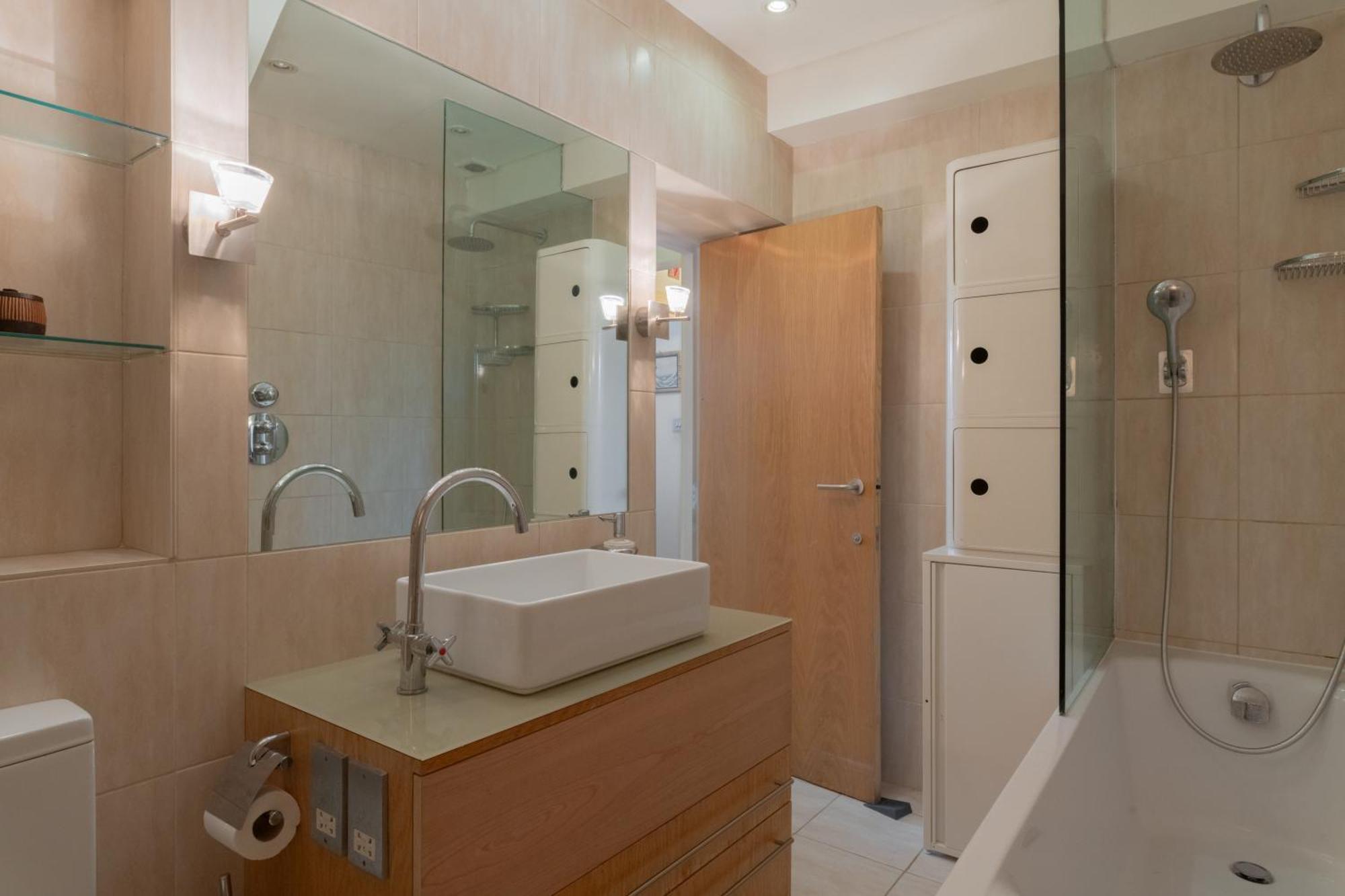 Stylish 2-bed Flat In Prime Spot Apartment *